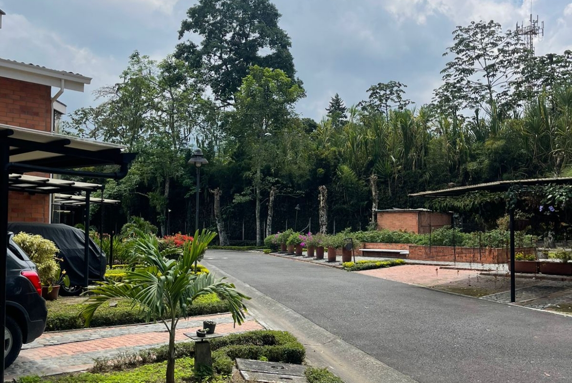 VENDO CASA EN BOMBAY DOSQUEBRADAS
