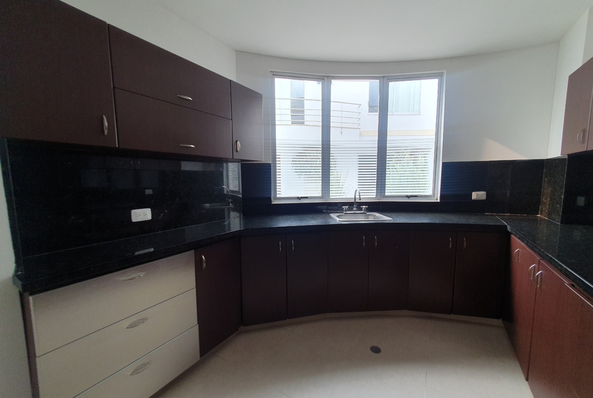 EN VENTA CASA EN PINARES CONJUNTO CERRADO