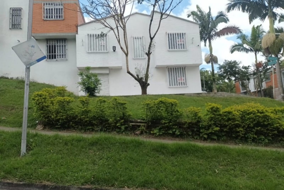 VENDO CASA DÚPLEX CON LOCAL EN SECTOR VILLA VERDE
