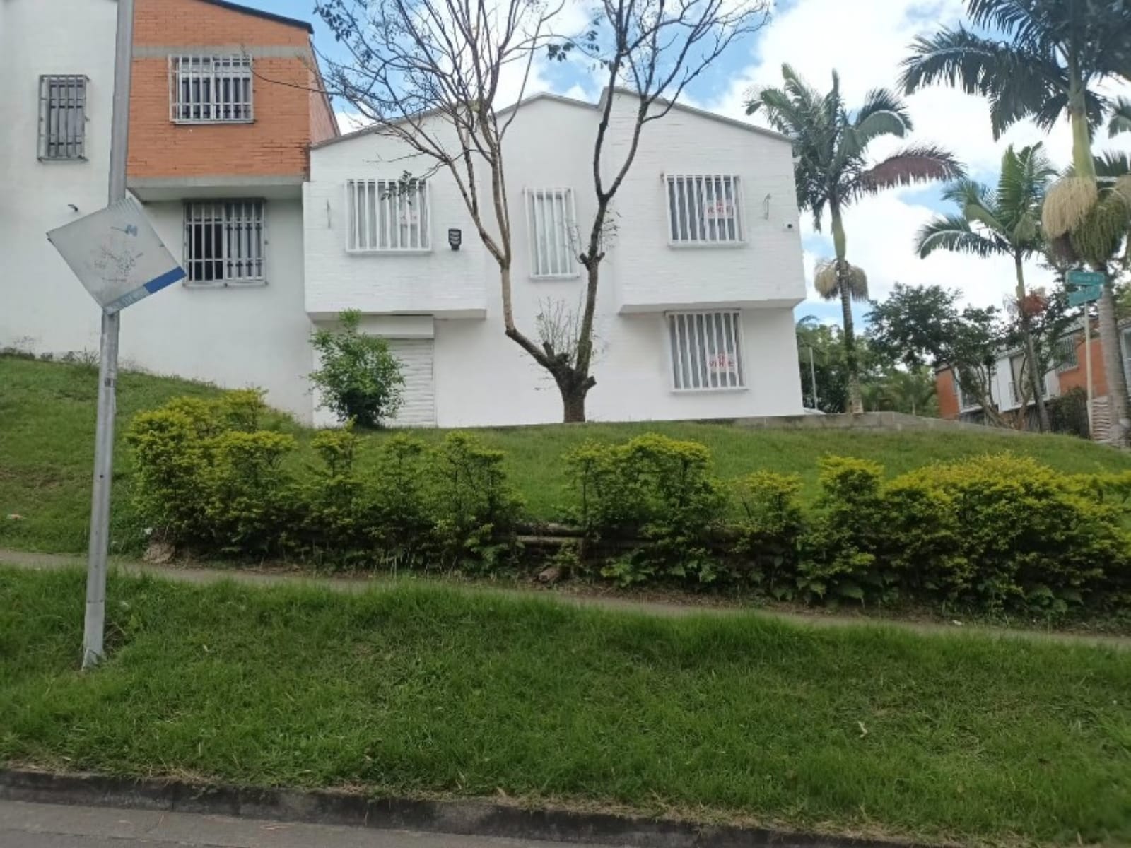VENDO CASA DÚPLEX CON LOCAL EN SECTOR VILLA VERDE