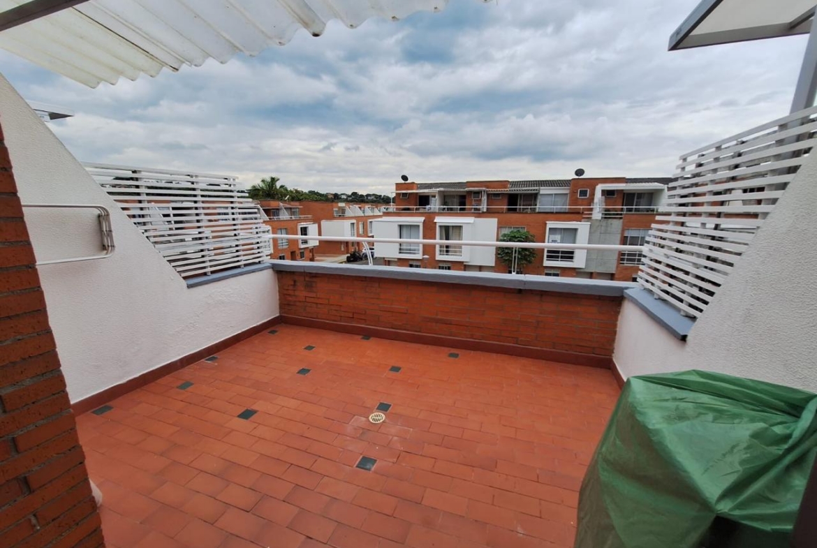 VENDO CASA EN AVENIDA SUR CONJUNTO CERRADO.