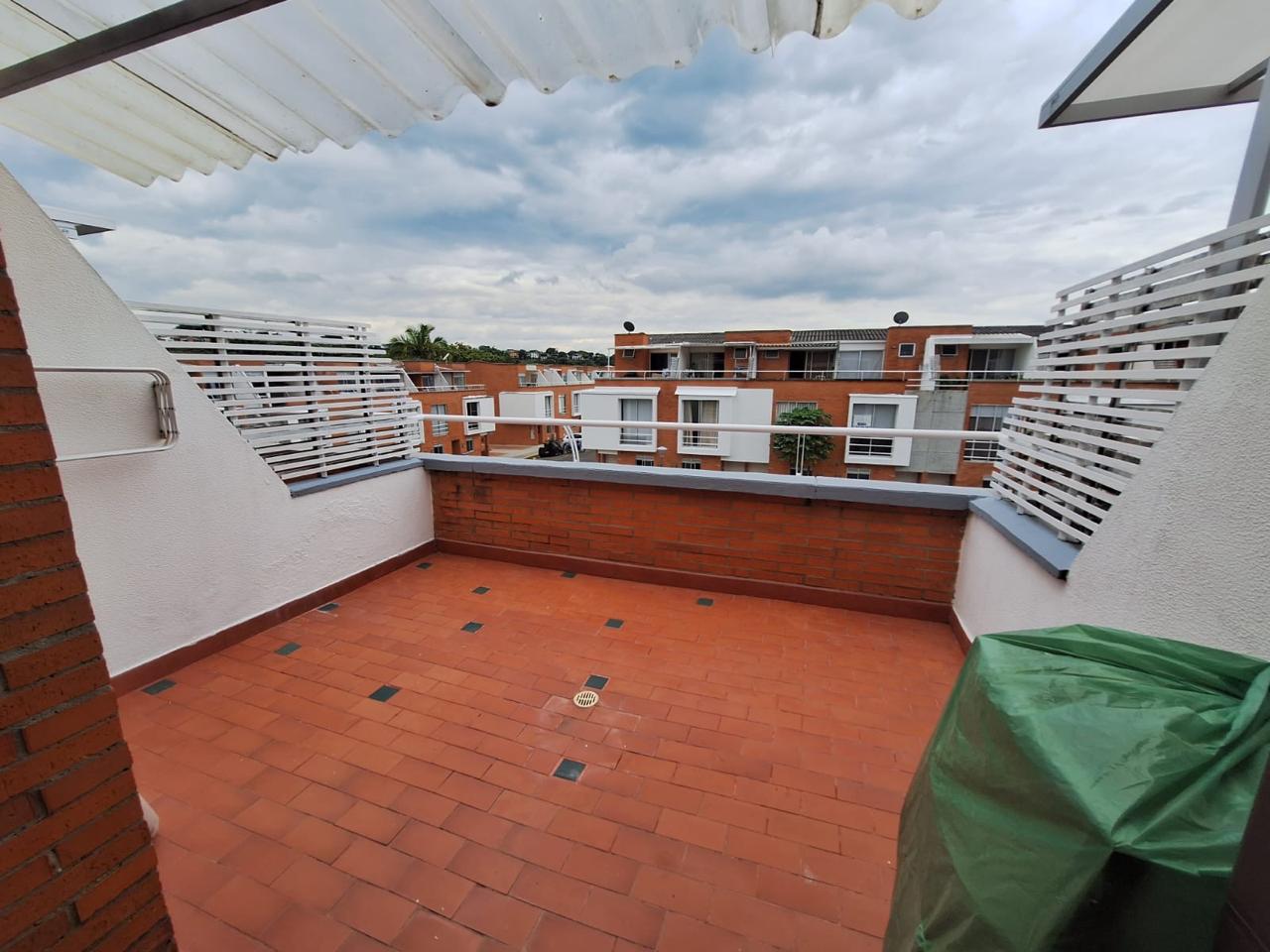 VENDO CASA EN AVENIDA SUR CONJUNTO CERRADO.