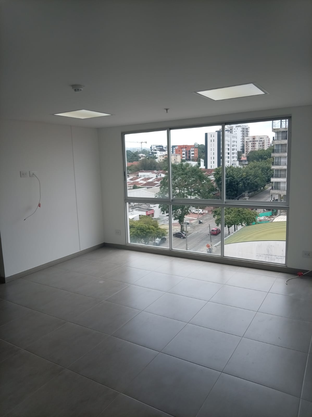 SE ARRIENDA OFICINA EN CENTRO DE NEGOCIOS EN ÁLAMOS PEREIRA