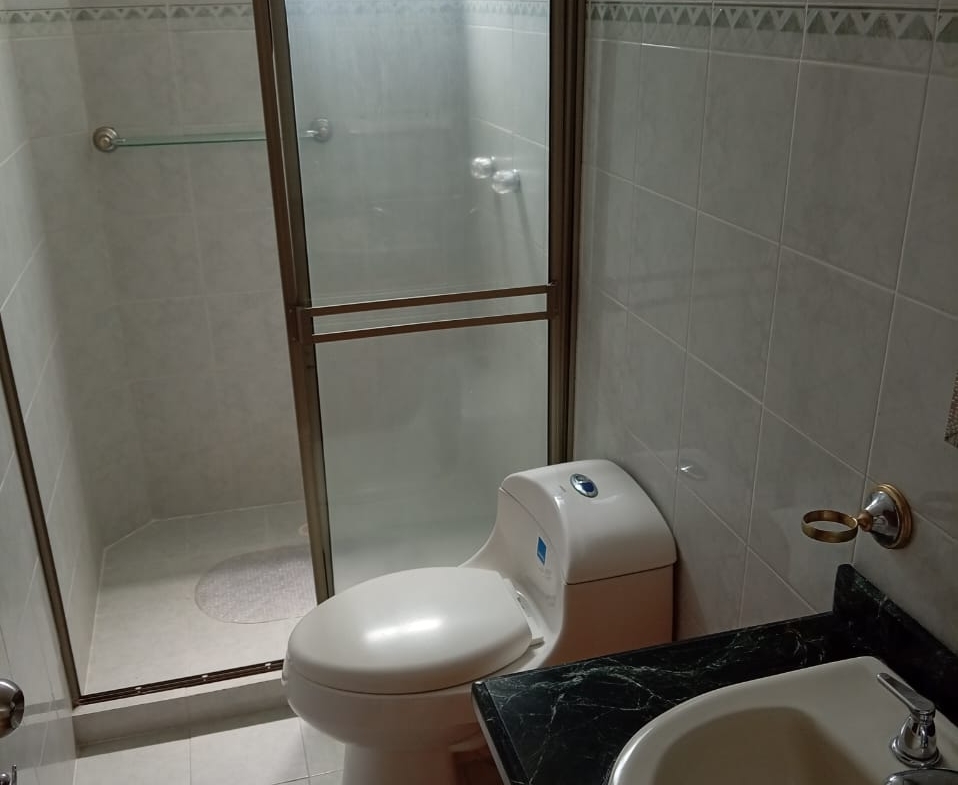 SE VENDE APARTAMENTO CERCA A MEGACENTRO PINARES
