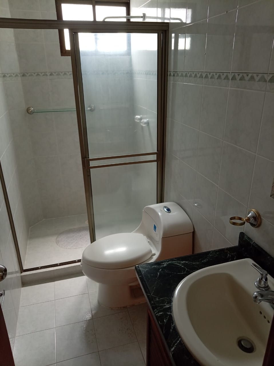 SE VENDE APARTAMENTO CERCA A MEGACENTRO PINARES