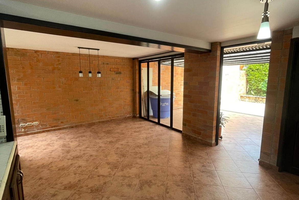 VENDO CASA EN BOMBAY DOSQUEBRADAS