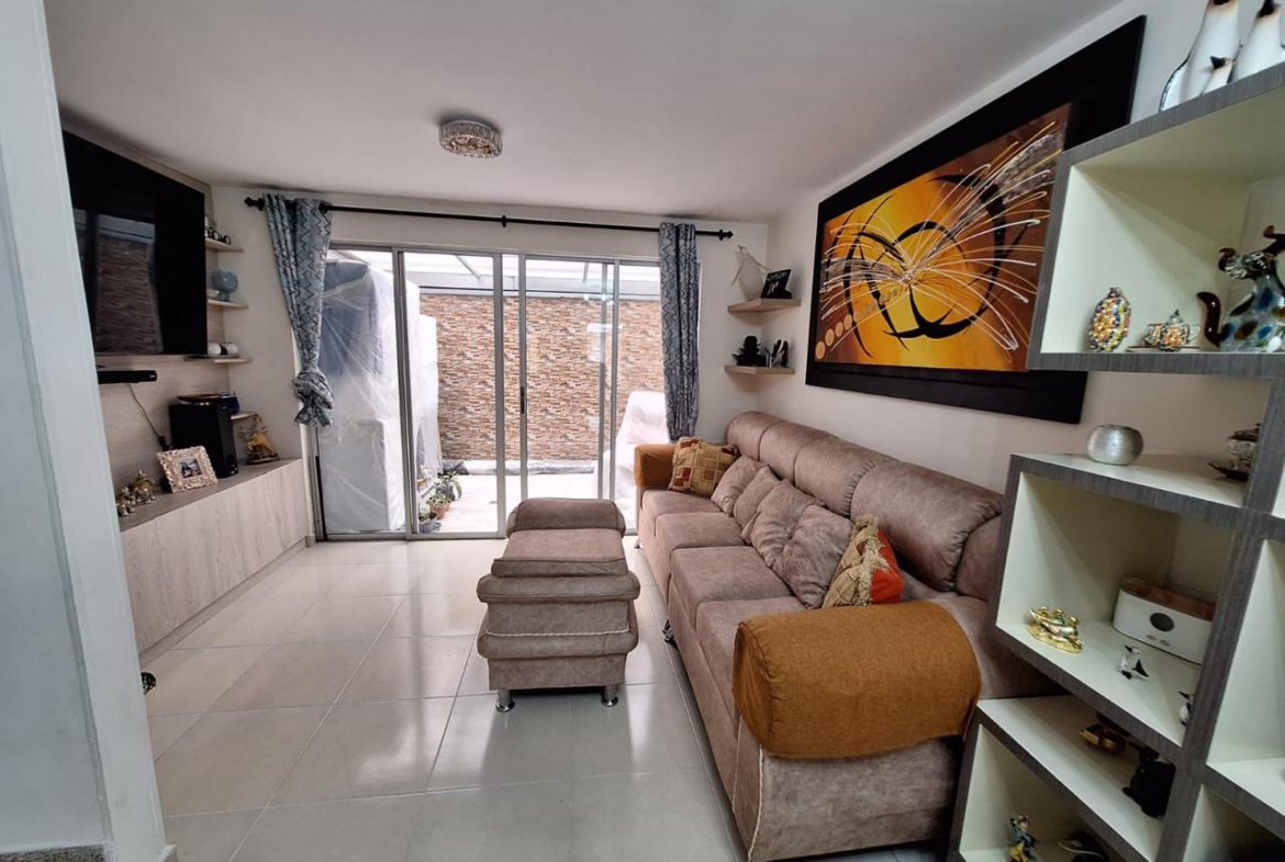 VENDO CASA EN AVENIDA SUR CONJUNTO CERRADO.
