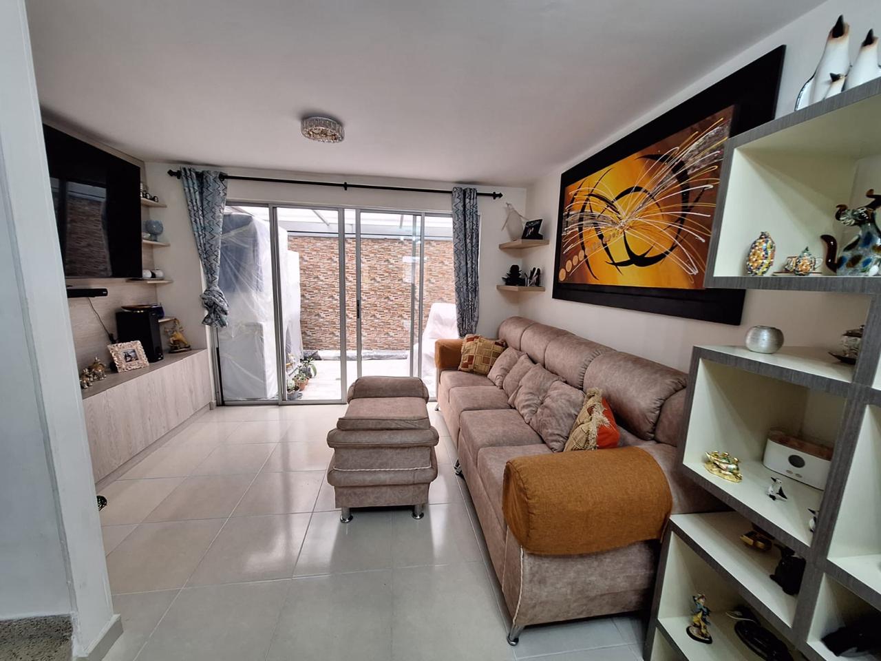 VENDO CASA EN AVENIDA SUR CONJUNTO CERRADO.