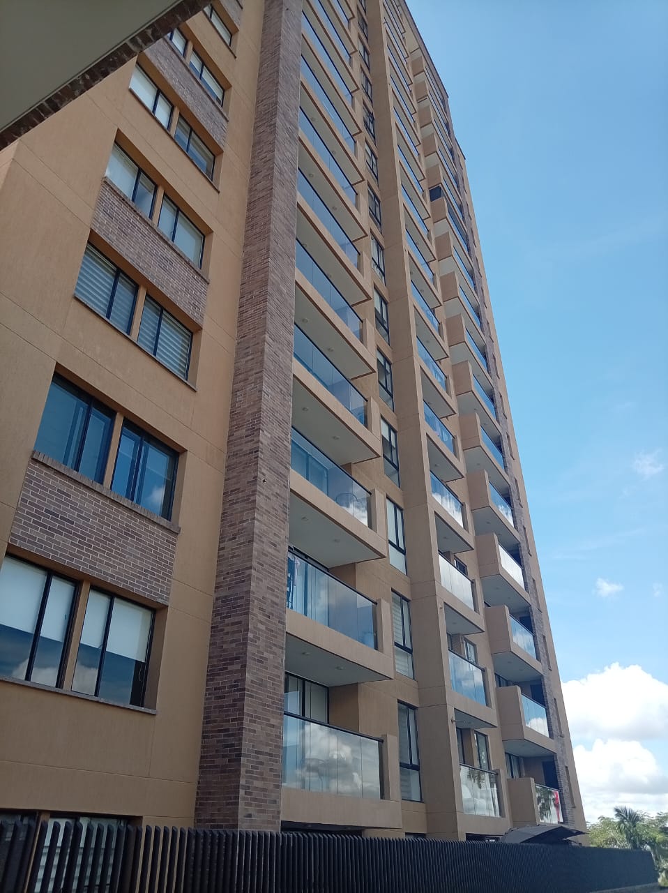 VENDO APARTAMENTO UBICACIÓN ESTRATÉGICA AVENIDA SUR EN PEREIRA