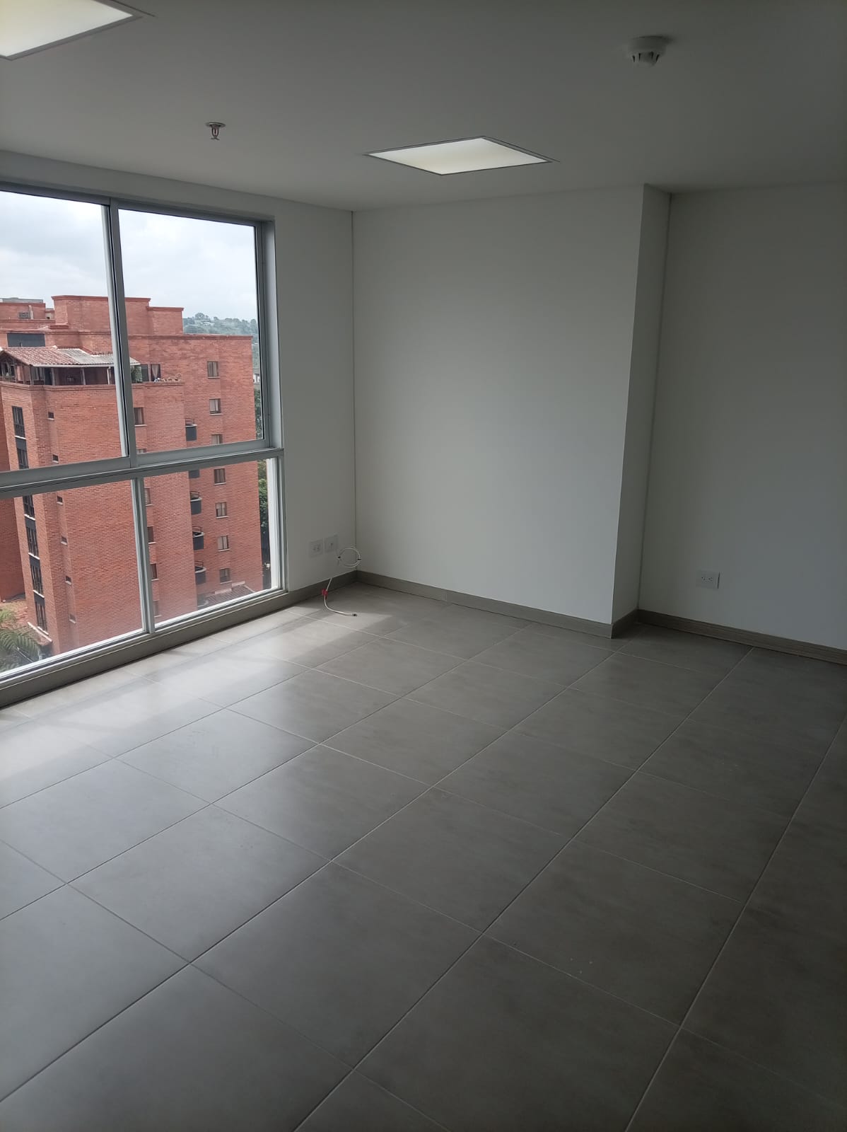 SE ARRIENDA OFICINA EN CENTRO DE NEGOCIOS EN ÁLAMOS PEREIRA