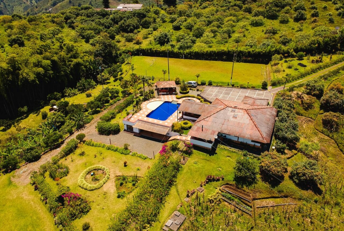 SE VENDE HERMOSA FINCA DE RECREO VIA A ARMENIA