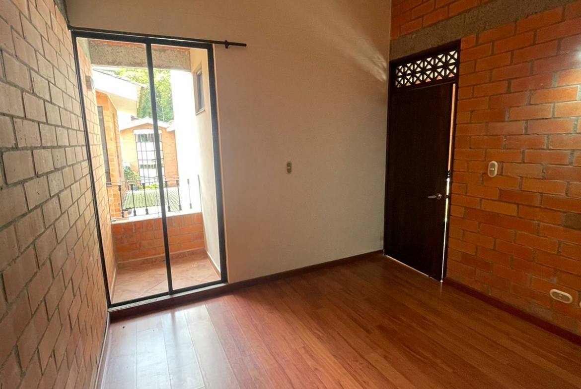 VENDO CASA EN BOMBAY DOSQUEBRADAS
