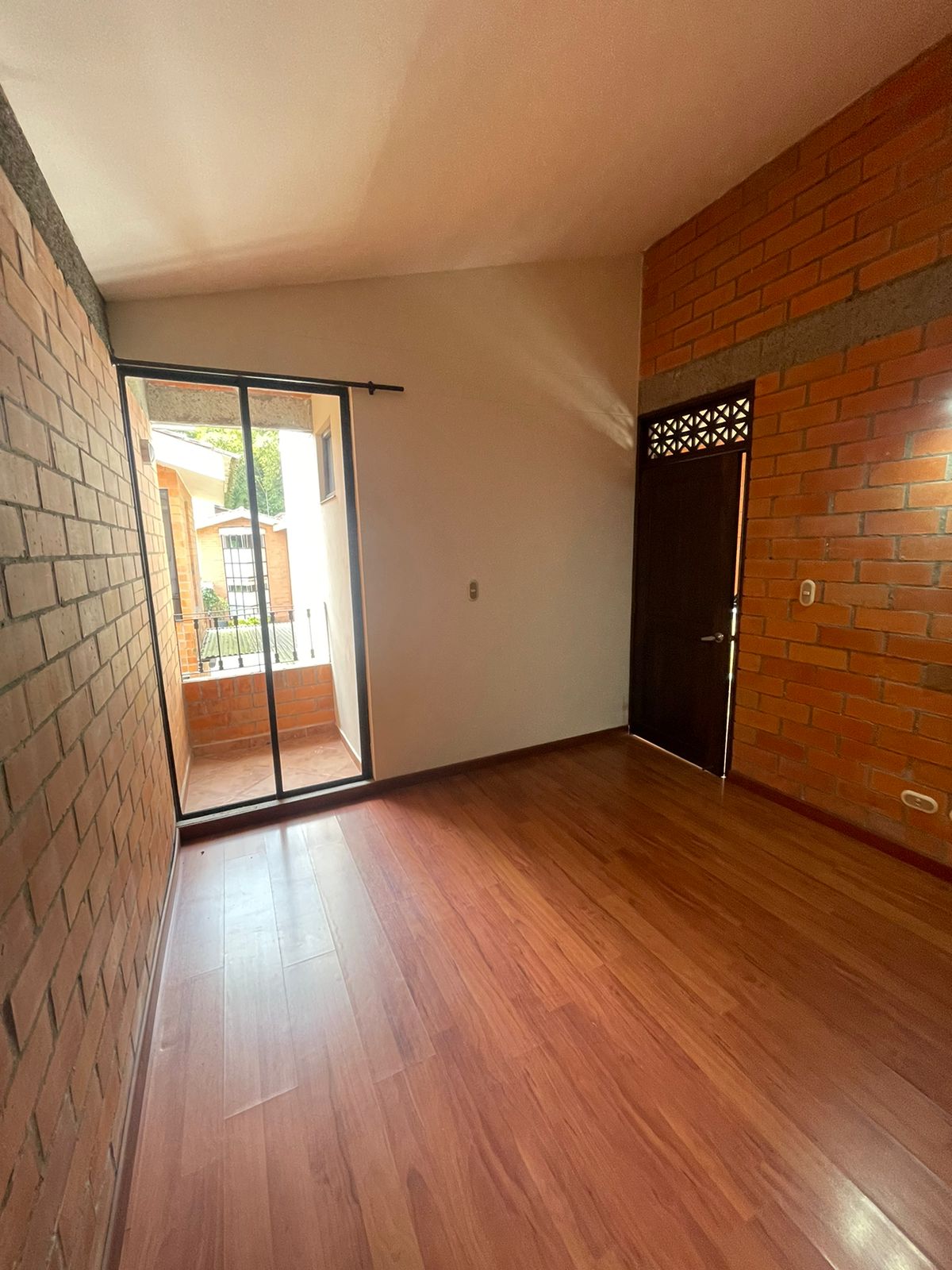 30507920240906031707 VENDO CASA EN BOMBAY DOSQUEBRADAS