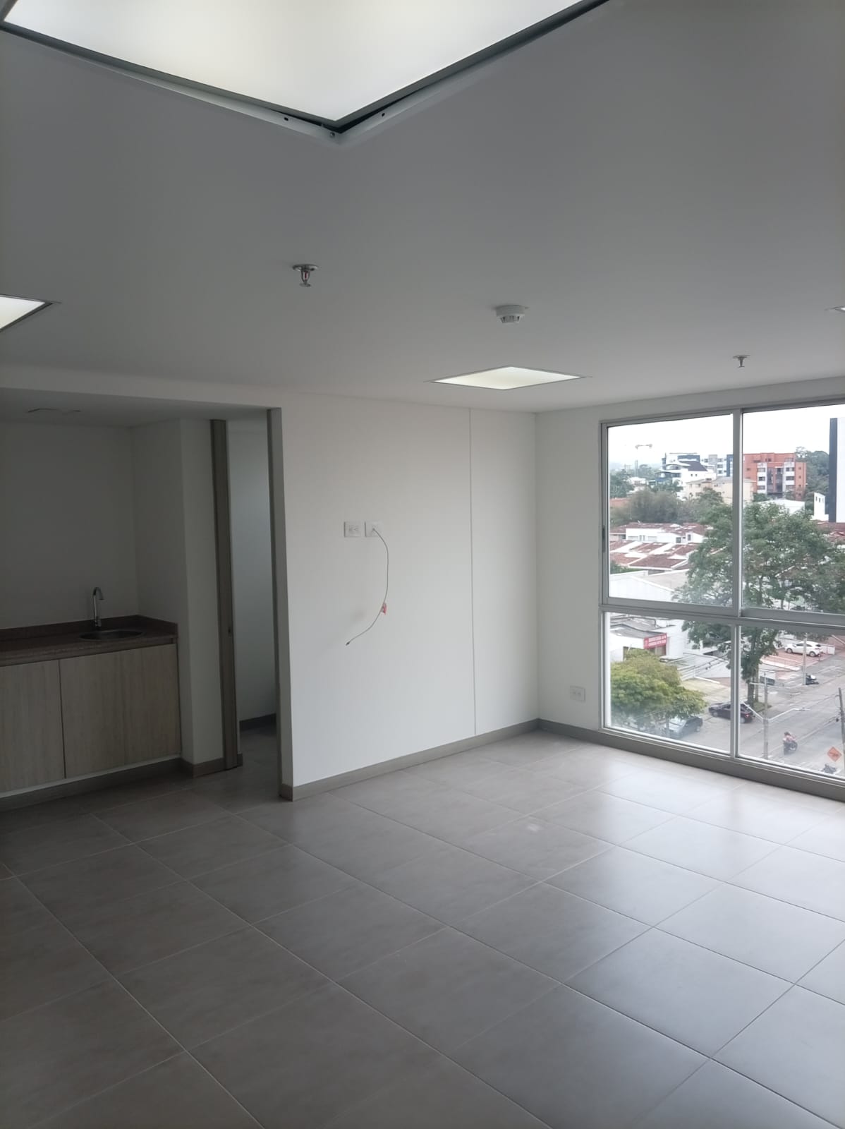 SE ARRIENDA OFICINA EN CENTRO DE NEGOCIOS EN ÁLAMOS PEREIRA