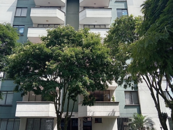 SE VENDE APARTAMENTO CERCA A MEGACENTRO PINARES