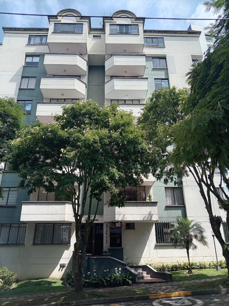 SE VENDE APARTAMENTO CERCA A MEGACENTRO PINARES