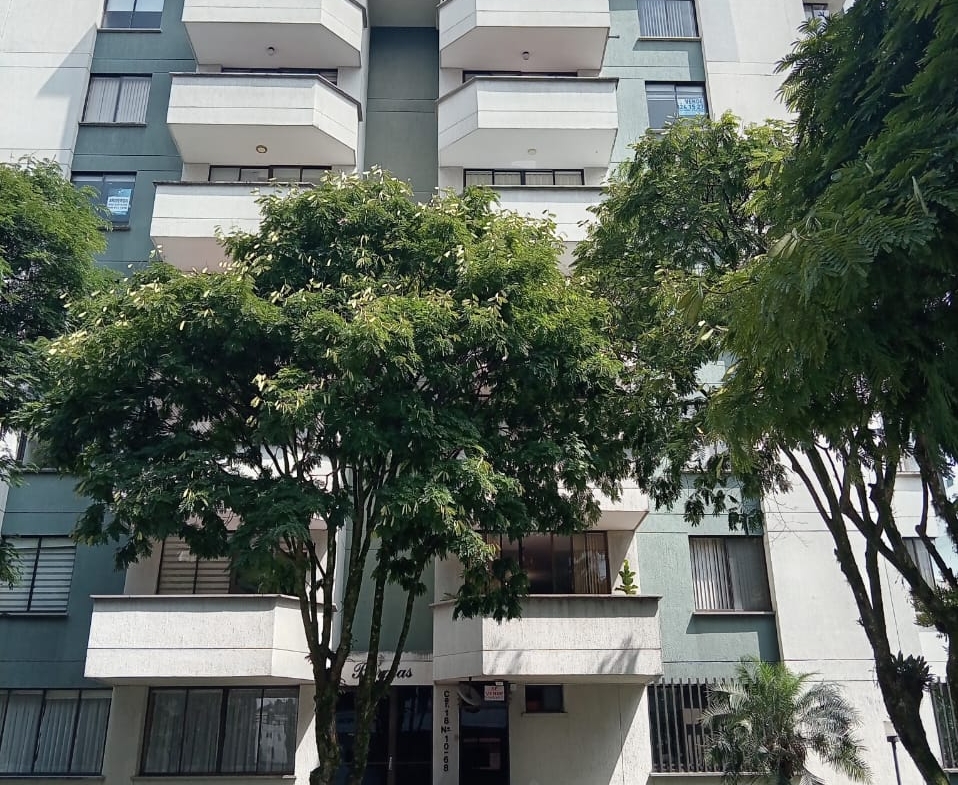 SE VENDE APARTAMENTO CERCA A MEGACENTRO PINARES